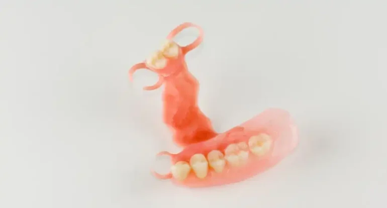 تفاوت دندان مصنوعی ژله ای کامل با دندان مصنوعی فلکسی پارسیل