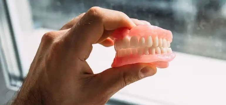 تفاوت دندان مصنوعی ژله ای کامل با دندان مصنوعی فلکسی پارسیل